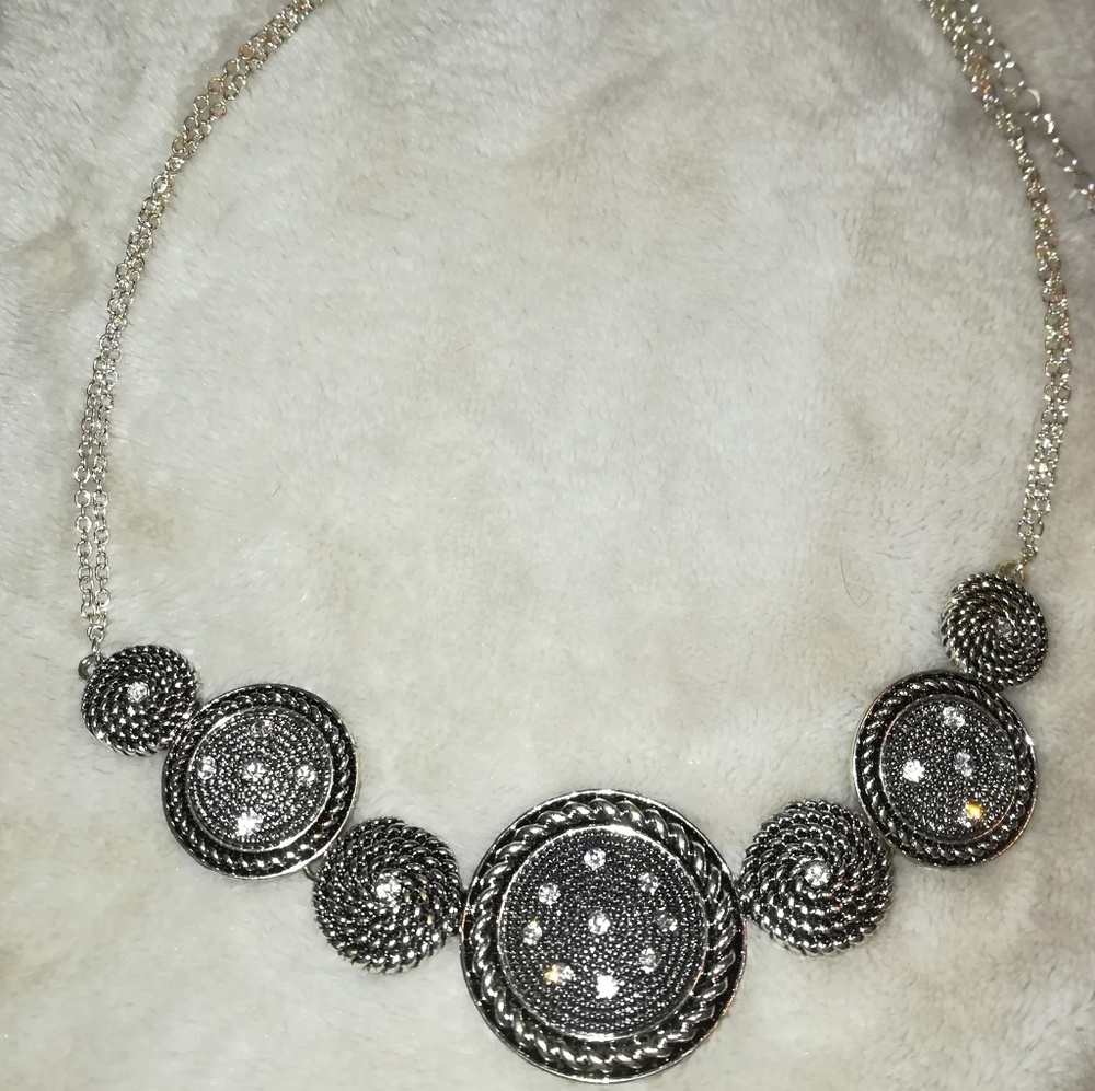 🆕▪️📿PERIWINKLE BY BARLOW NECKLACE & EARRING SET